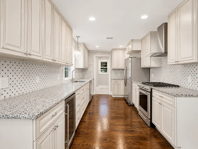 2511 Yadkin Ave — Photo 8