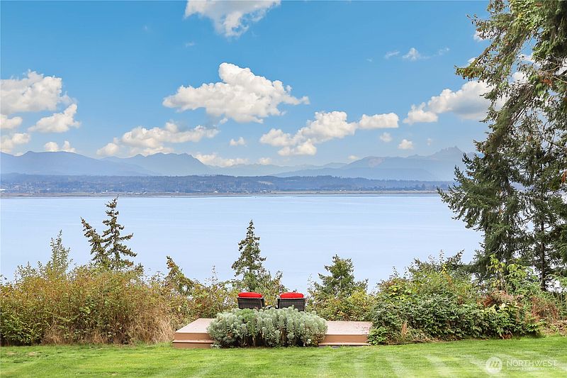 2nd image of 108 Livingston Bay Road