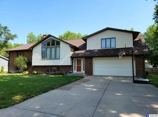 1613 Harre Ln, York, NE 68467
