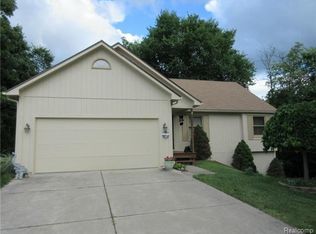 27465 Martindale Rd, New Hudson, MI 48165