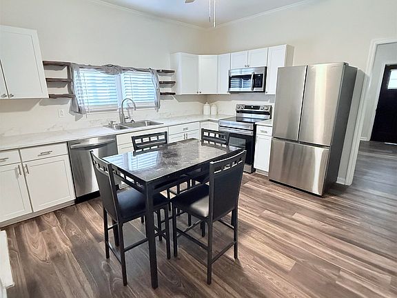 4th image of 202 Spruce St