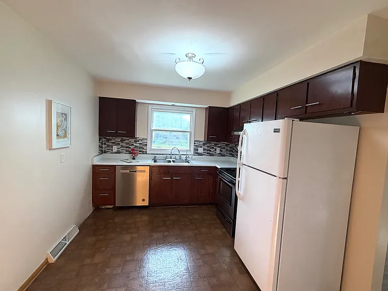 703 E Harding Dr — Photo 10
