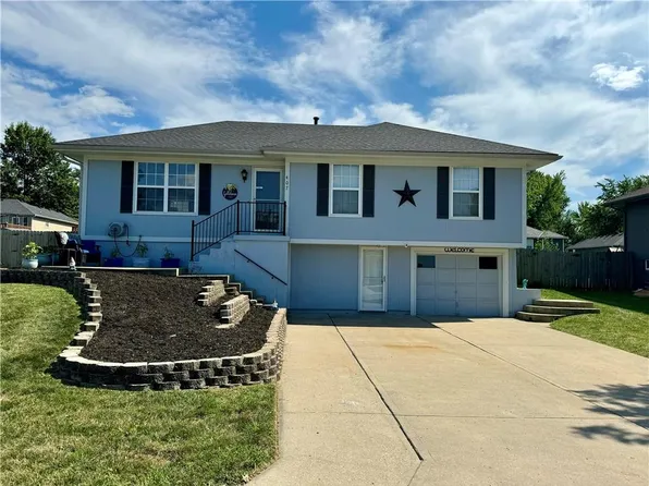 407 Willow St, Peculiar, MO 64078