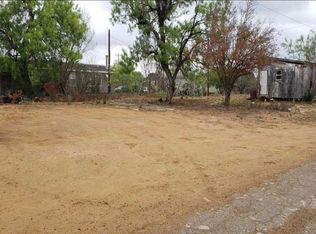 101 N Nogalitos Ave, Encinal, TX 78019