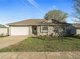 304 SW 24th Ter, Oak Grove, MO 64075