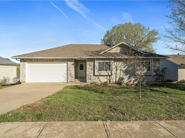 304 SW 24th Ter, Oak Grove, MO 64075