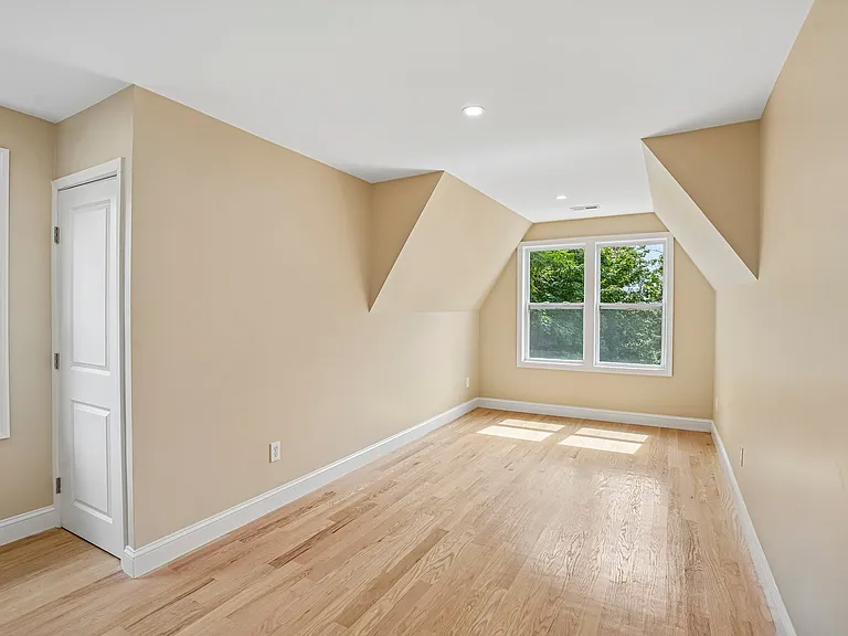 559 Winthrop St — Photo 23