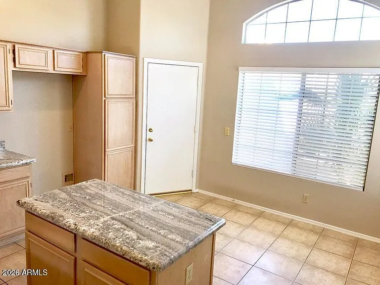 7427 W Crest Ln — Photo 6