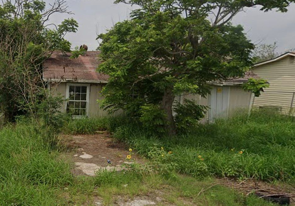 1st image of 609 Lopez St