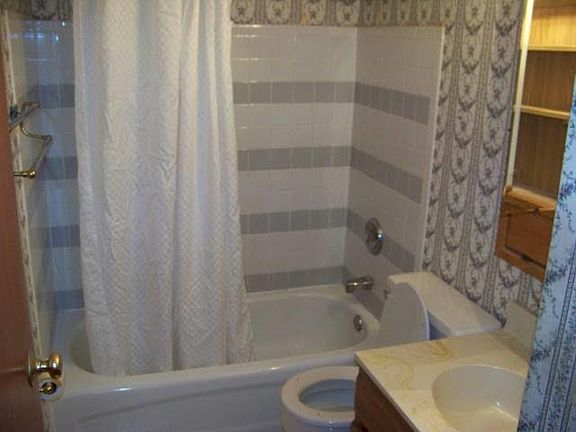 5th image of 2200 Laurelwood Dr