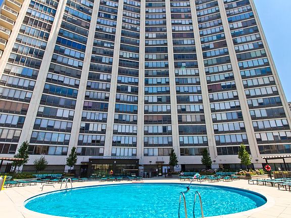 3rd image of 3930 N Pine Grove Ave APT 2813