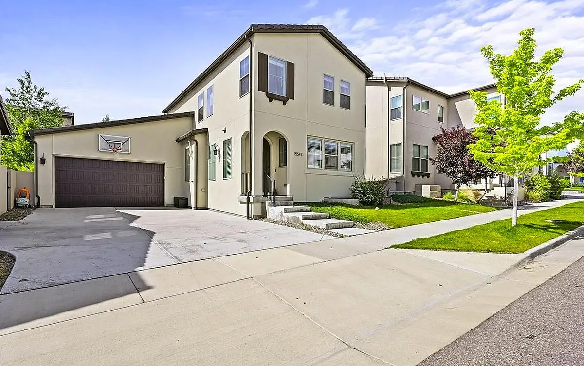 4 bed, 3.5 bath, 2722 sqft, $4,000 — Photo 1