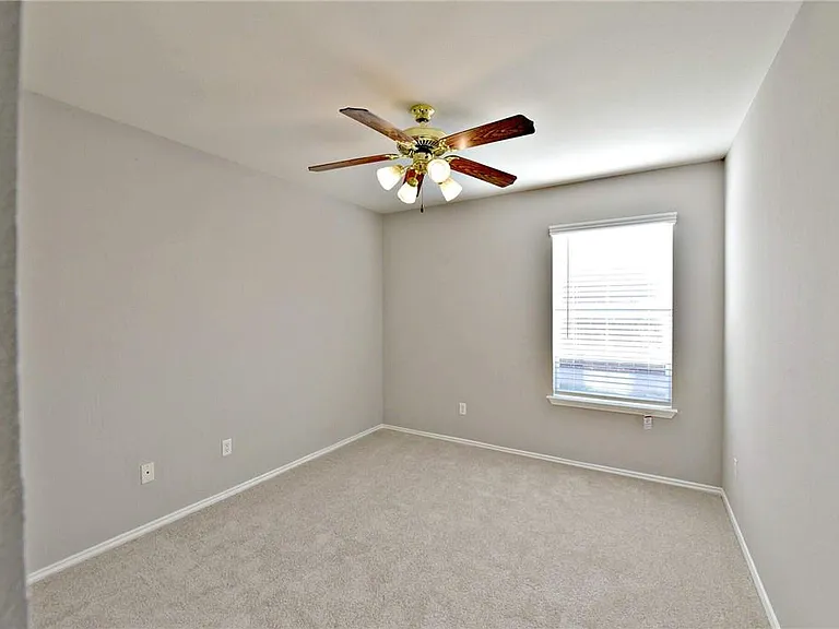 510 Golden Gate Dr — Photo 15