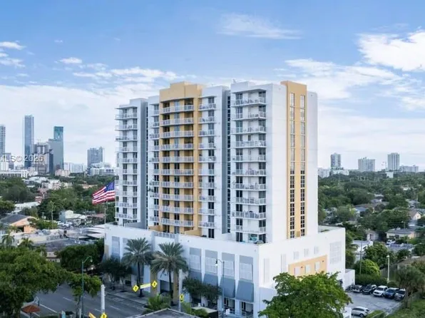 900 SW 8th St, Miami, FL