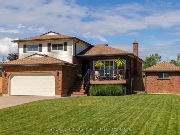 8238 Lexington Ct, Niagara Falls, ON L2H 1W4