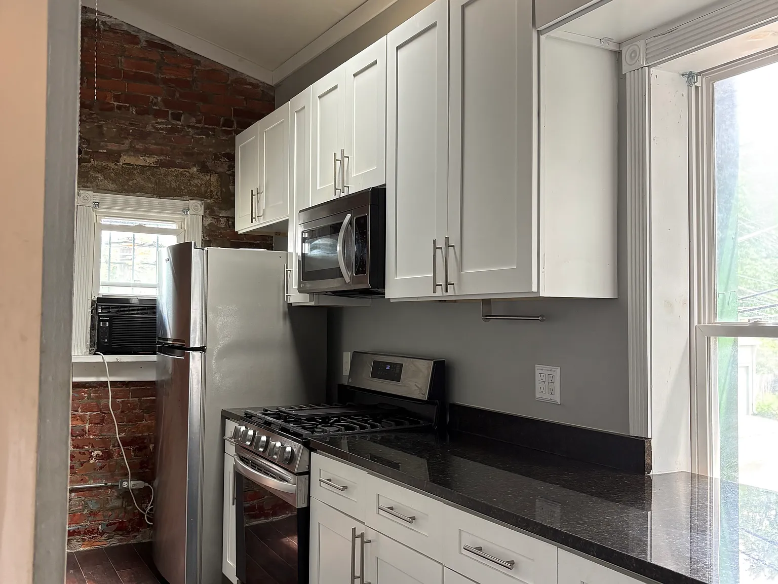 1122 N High St — Photo 1