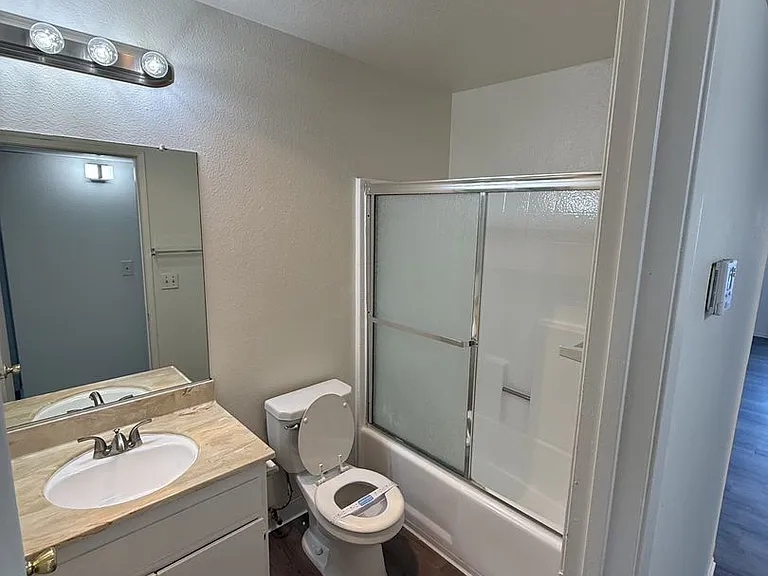 14543 Burbank Blvd — Photo 37