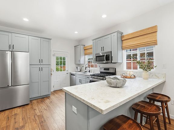3rd image of 3136-40 E Grape St #3136