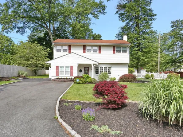 23 Meadows Street, Pearl River, NY 10965
