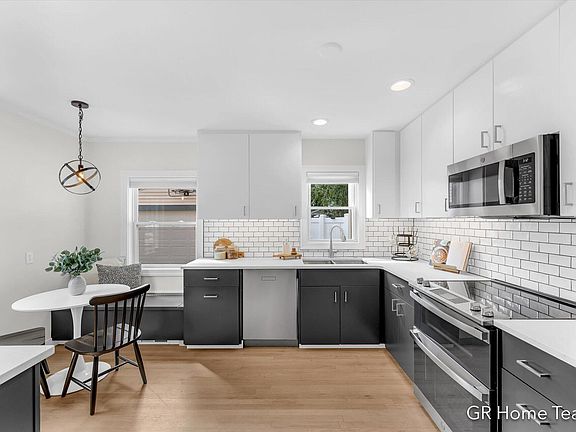 5th image of 1751 Lotus Ave SE