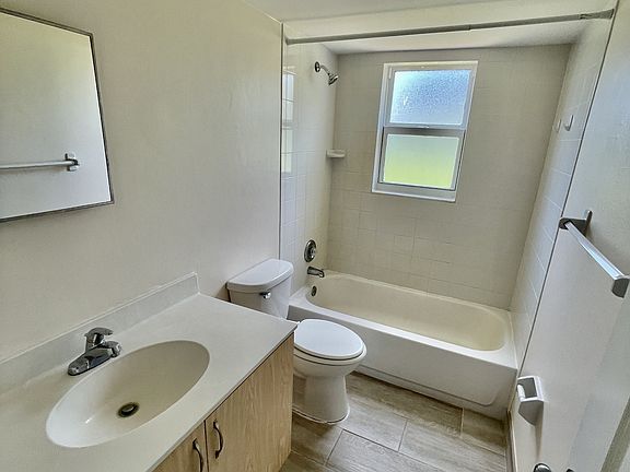 3rd image of 544 SW 35th St