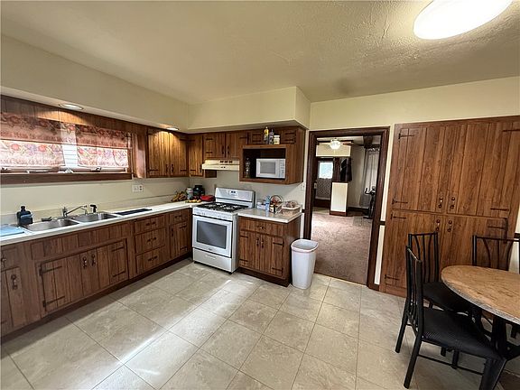 3rd image of 809 Station St