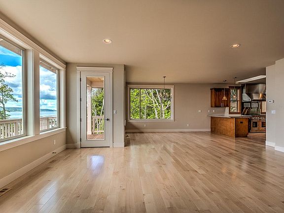 Open floor plan - main floor