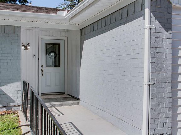 5th image of 412 Arlington St
