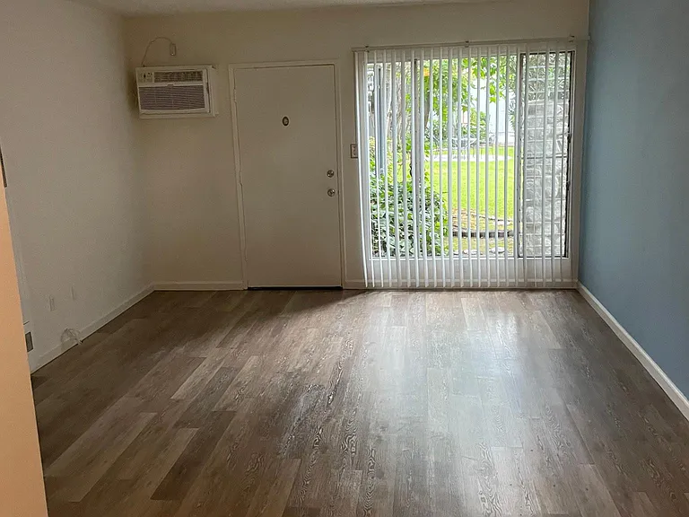 1037 Arcadia Ave — Photo 3