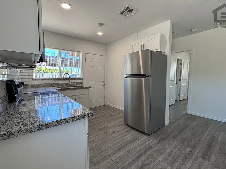 1346 E Willetta St — Photo 17