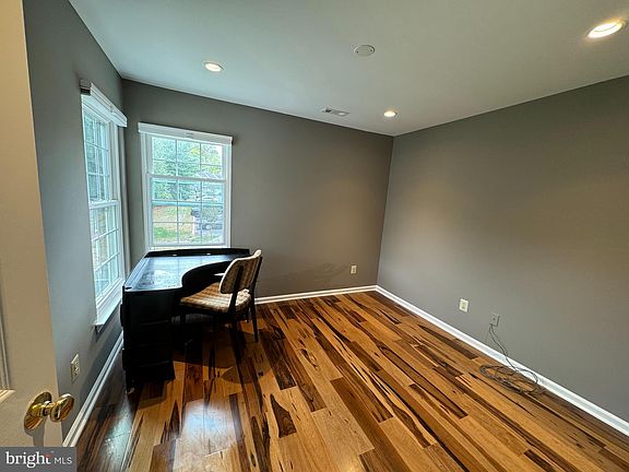 3rd image of 142 Huntingdon Ct #1702