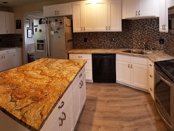 Kitchen w breakfast nook