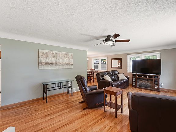 3rd image of 1603 E Glenwood Dr