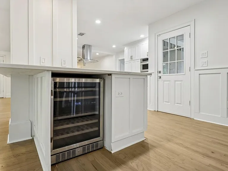 1905 Gainsborough Dr — Photo 21