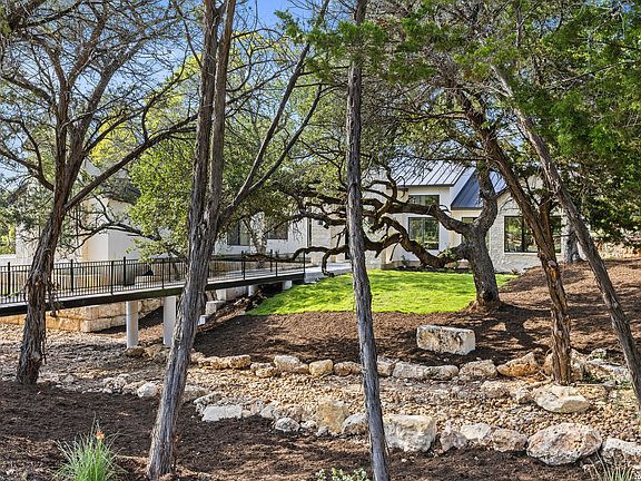 3rd image of 128 Balcones Bend