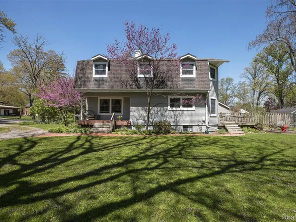 25425 6th St, Grosse Ile, MI 48138