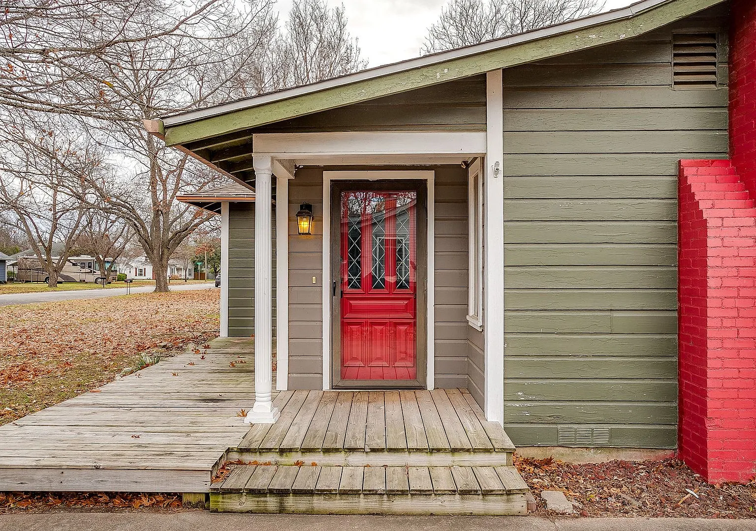 Amazing Historic 1940's Home in Original Cleburne- 4 Bed- 3 Bath w/ Multiple Living Areas- 76033 — Photo 4