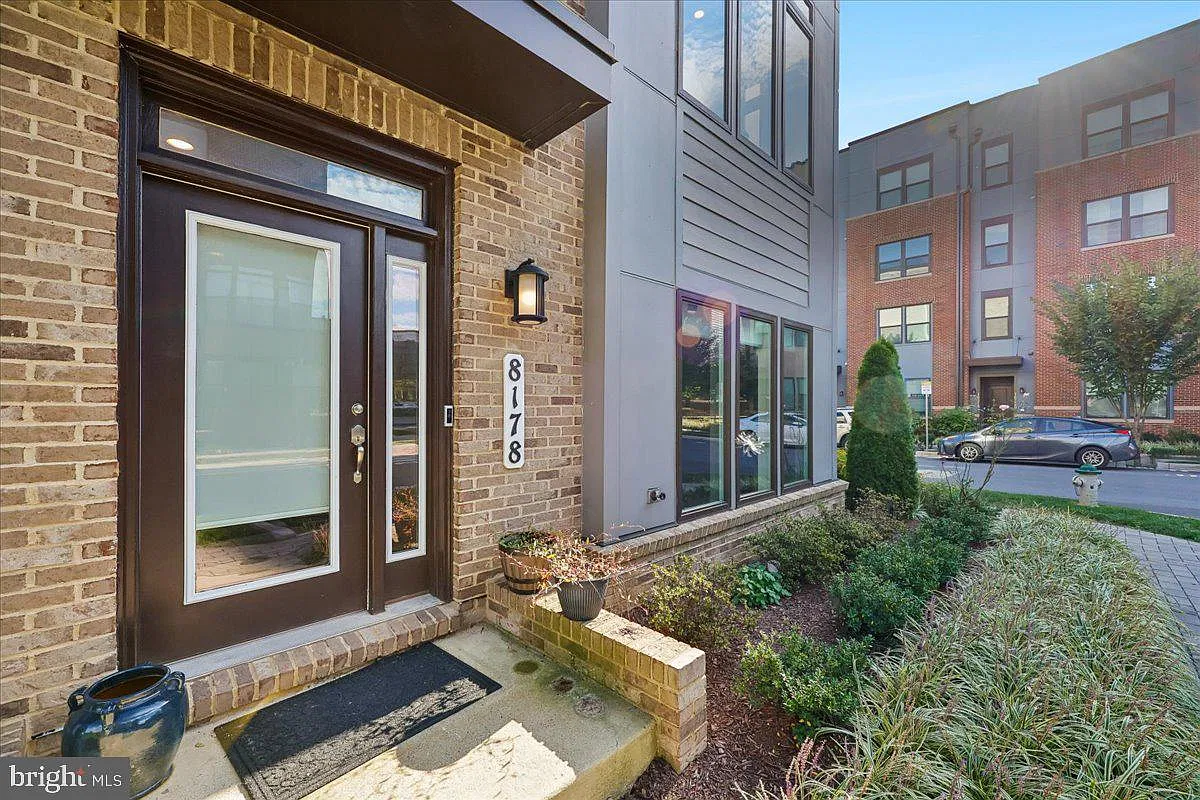 4 bed, 5.0 bath, 2322 sqft, $4,300 — Photo 2