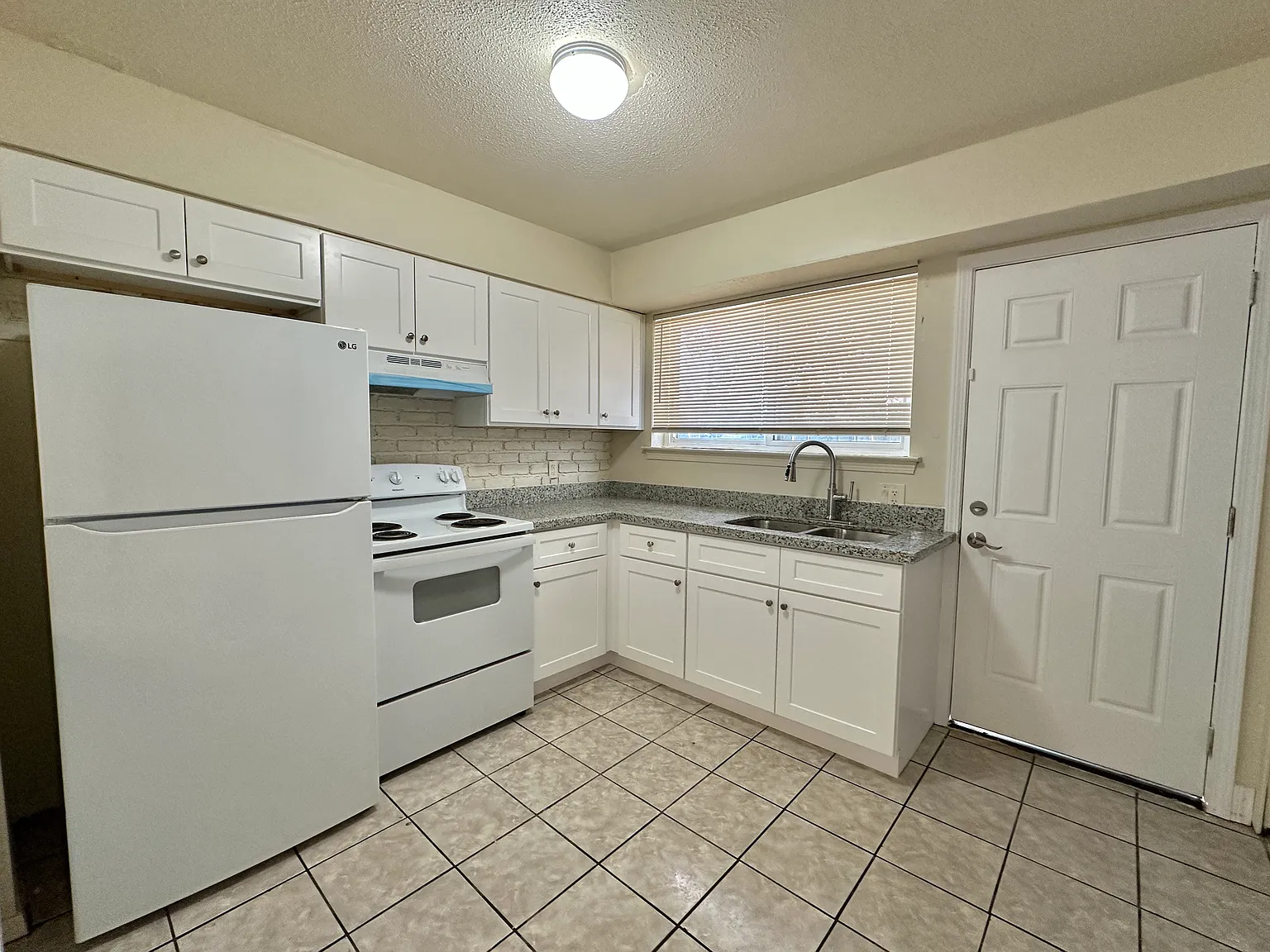 3 bed, 1.5 bath, 1300 sqft, $1,600 — Photo 4