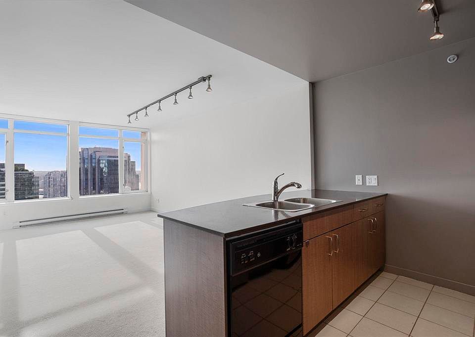 1st image of 610 Granville St #2613