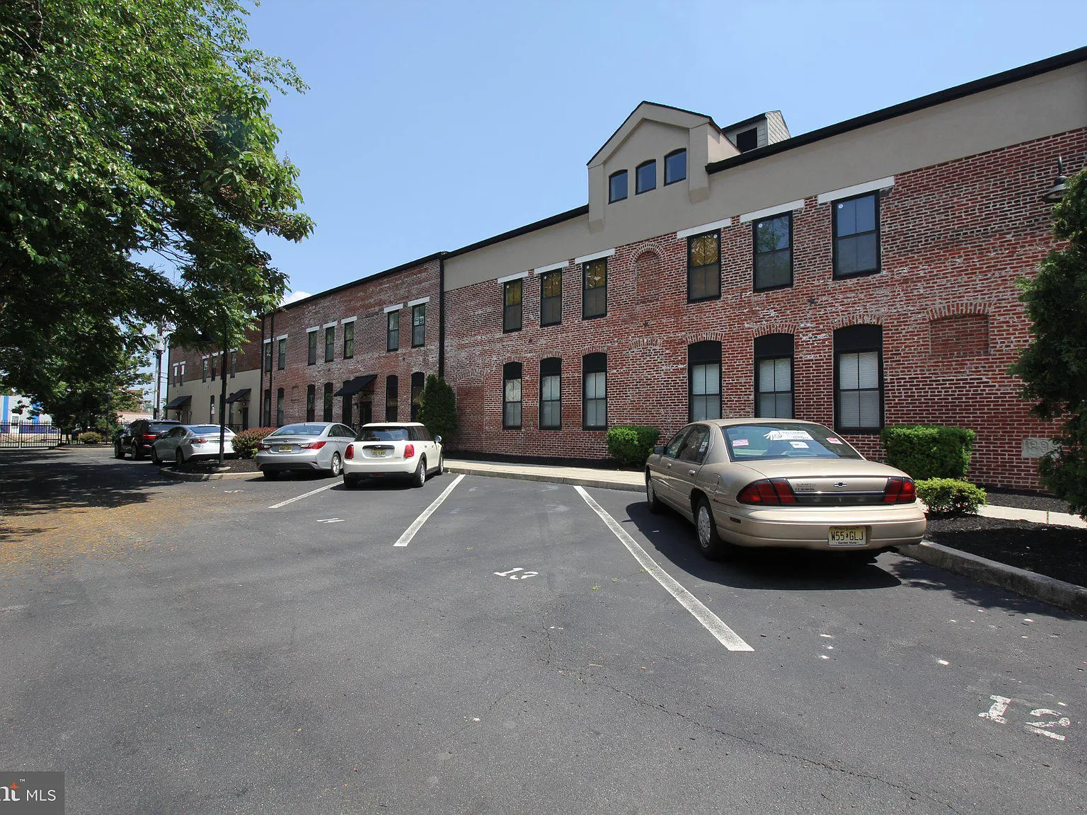 2 bed, 2.0 bath, 1157 sqft, $2,000 — Photo 1