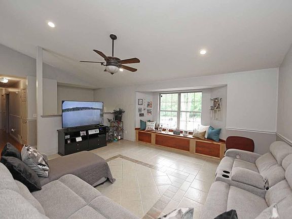 2nd image of 556 Crestmonte Dr