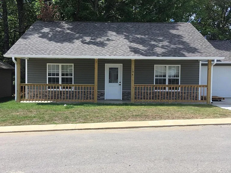 109 Trinity Ln — Photo 1