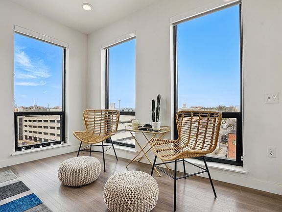 5th image of 300 S Clinton St #402