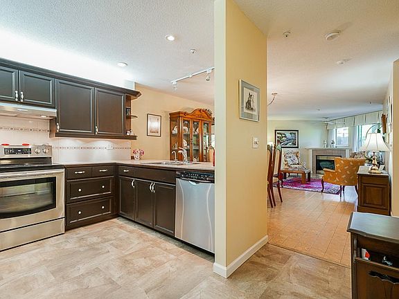 3rd image of 74 Richmond St #205