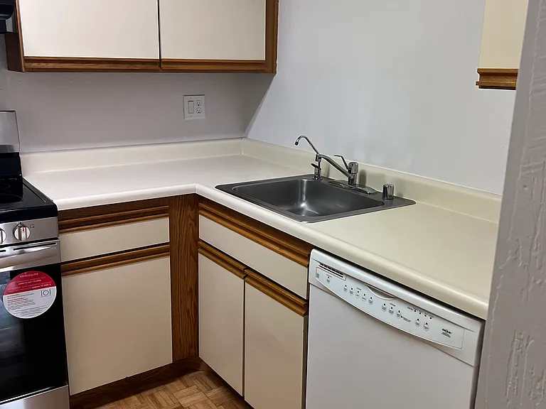 320 Peninsula Ave #312 — Photo 8