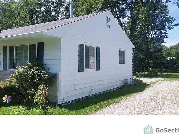 2nd image of 1820 N Hawthorne Ln