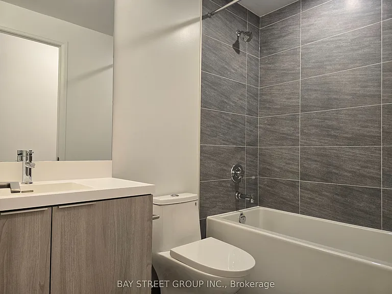 400 King St W #802 — Photo 9