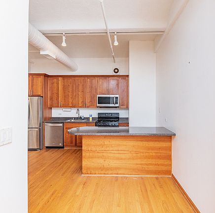 5th image of 633 S Plymouth Ct APT 705