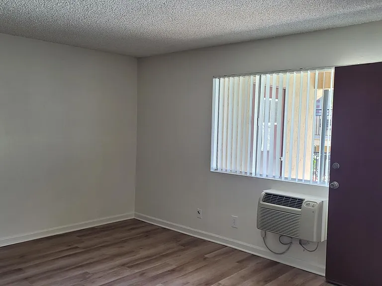 Hallmark Apartment — Photo 7